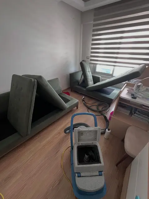 Yeşil köşe koltuk minderleri, yıkama sırasında — Bayraklı, İzmir