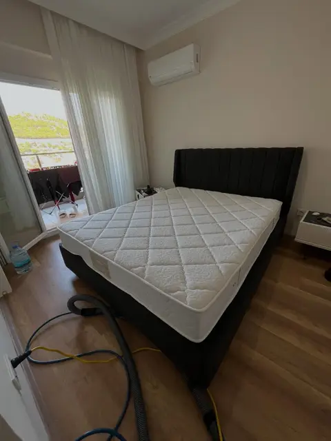 Siyah bazalı çift kişilik yatak — İzmir