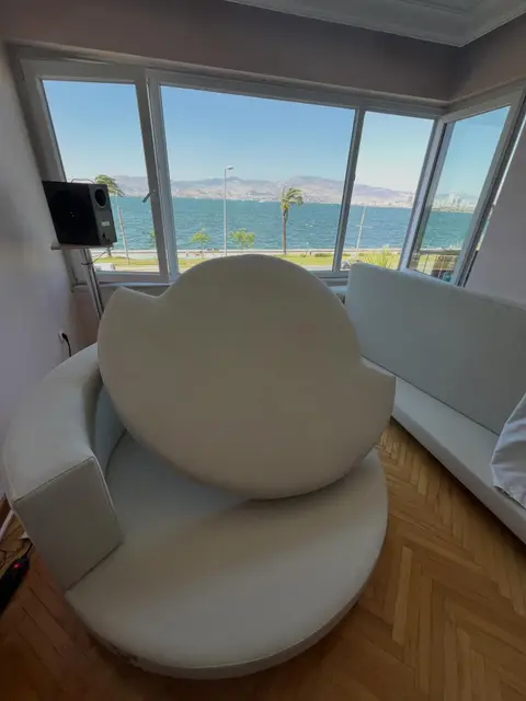 Beyaz yuvarlak tekli koltuk — İzmir