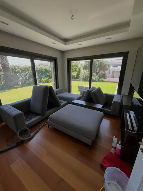 Gri köşe koltuk ve puf — Urla, İzmir