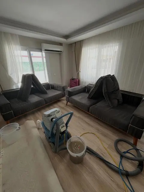 Antrasit kanepeler, minderler kurumaya bırakılmış — Çiğli, İzmir