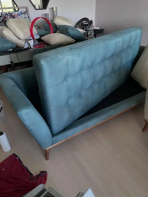 Turkuaz kapitoneli kanepe, kurumaya bırakılmış — Karşıyaka, İzmir