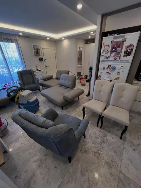 Gri berjerler, köşe koltuk ve krem sandalyeler — Bayraklı, Menderes, İzmir