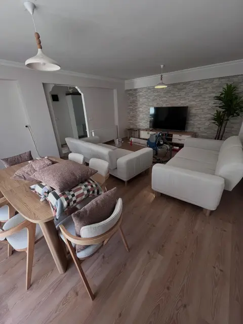 Krem kanepeler ve yemek masası sandalyeleri — Konak, Bornova, İzmir