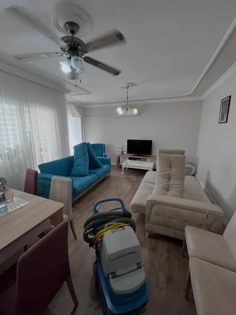 Turkuaz ve krem koltuk takımı, yıkama sırasında — Bornova, İzmir