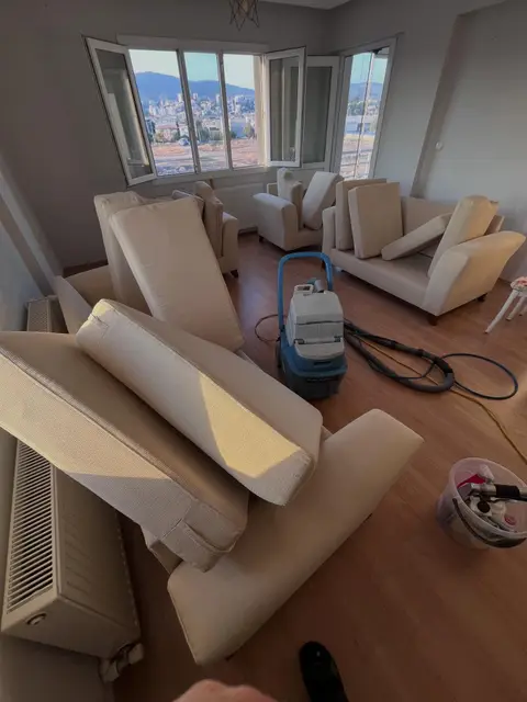 Krem koltuk takımı, kurumaya bırakılmış minderler — Bornova, İzmir