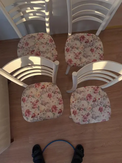 Çiçek desenli sandalye minderleri, yıkama sonrası — Bornova, İzmir