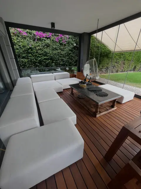 Beyaz modüler oturma grubu — Narlıdere, İzmir