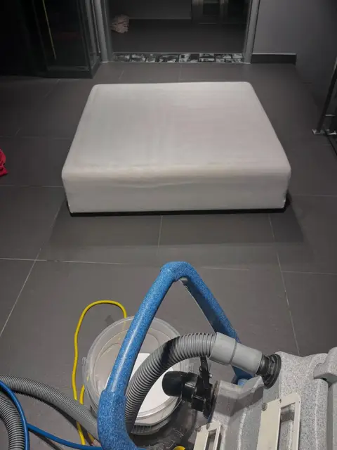 Beyaz koltuk minderi, yıkama sırasında — Narlıdere, İzmir