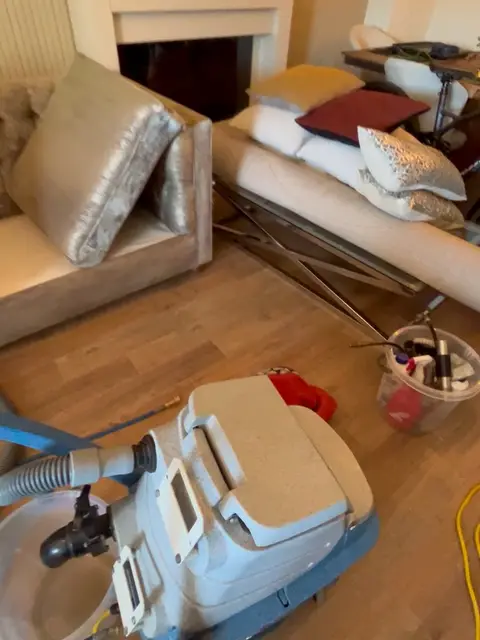 Bej kadife kanepe ve kırlentler, yıkama sırasında — İzmir