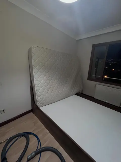 Çift kişilik yatak, kurumaya bırakılmış — İzmir